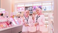 Dua orang pramuniaga Toko Sociolla di Sorong sedang berpose sambil memegang produk kecantikan. (Foto: Istimewa/Sociolla)