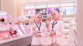 Dua orang pramuniaga Toko Sociolla di Sorong sedang berpose sambil memegang produk kecantikan. (Foto: Istimewa/Sociolla)