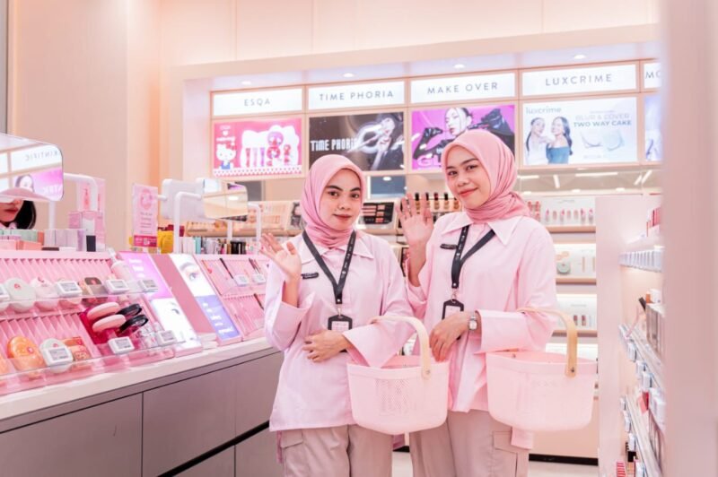 Dua orang pramuniaga Toko Sociolla di Sorong sedang berpose sambil memegang produk kecantikan. (Foto: Istimewa/Sociolla)