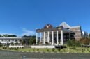 Tampak depan kantor Pusat Pemerintahan (Puspem) Kabupaten Mimika. (Foto: Galeri Papua/Ahmad)
