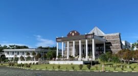 Tampak depan kantor Pusat Pemerintahan (Puspem) Kabupaten Mimika. (Foto: Galeri Papua/Ahmad)