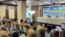 Kepala Badan Perencanaan Pembangunan Daerah (Bappeda) Kabupaten Mimika, Dr. Ir. Yohana Paliling, membawakan sambutan. (Foto: Galeri Papua/Endy Langobelen)