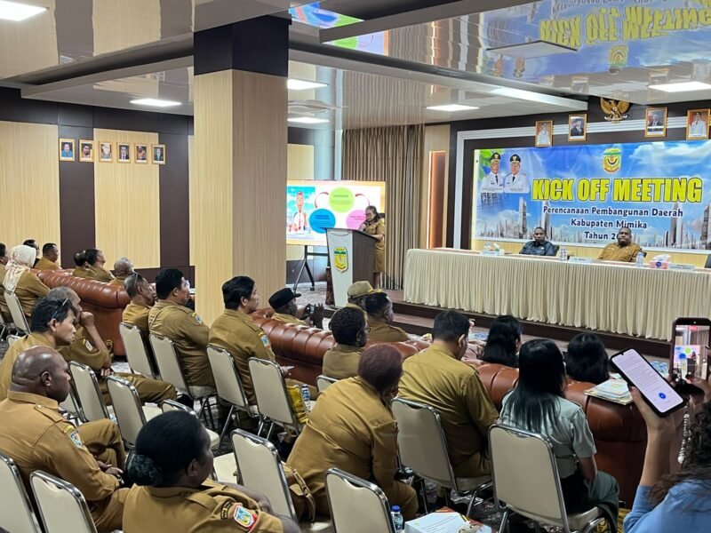 Kepala Badan Perencanaan Pembangunan Daerah (Bappeda) Kabupaten Mimika, Dr. Ir. Yohana Paliling, membawakan sambutan. (Foto: Galeri Papua/Endy Langobelen)