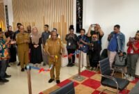 Momen pengguntingan pita oleh Kepala Mal Pelayanan Publik Kabupaten Mimika, Marselino Mameyau, dalam acara penandatanganan kerja sama yang berlangsug di lantai 3 MPP Kabupaten Mimika, Selasa (27/1/2026). (Foto: Galeri Papua/Ahmad)