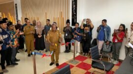  Momen pengguntingan pita oleh Kepala Mal Pelayanan Publik Kabupaten Mimika, Marselino Mameyau, dalam acara penandatanganan kerja sama yang berlangsug di lantai 3 MPP Kabupaten Mimika, Selasa (27/1/2026). (Foto: Galeri Papua/Ahmad)