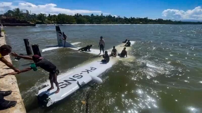 Pesawat Smart Air milik PT Smart Cakrawala Aviation dengan tipe Cessna 208 Caravan dengan nomor registrasi PK-SNS jatuh di kawasan Pantai Nabire Barat, Papua Tengah, Selasa (27/1/2026) siang. (IDN Times/Istimewa)
