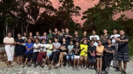 Foto bersama usai konferensi pers di Sekretariat Tifa Raya, Jalan Irigasi, Timika, Papua Tengah. (Foto: Galeri Papua/Endy Langobelen)