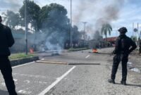 Aksi palang jalan di Jalan Ahmad Yani, depan lorong Koperapoka, Distrik Mimika Baru, Kabupaten Mimika, Papua Tengah, Rabu (28/1/2026). (Foto: Galeri Papua/Ahmad).