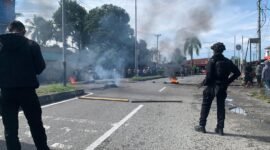 Aksi palang jalan di Jalan Ahmad Yani, depan lorong Koperapoka, Distrik Mimika Baru, Kabupaten Mimika, Papua Tengah, Rabu (28/1/2026). (Foto: Galeri Papua/Ahmad). 
