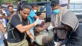 Korban ditemukan tewas di dalam mobil bak terbuka yang terparkir di Jalan Poros Pomako–Timika, Rabu (28/1/2026) pagi. (Foto: Istimewa)