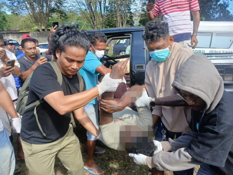 Korban ditemukan tewas di dalam mobil bak terbuka yang terparkir di Jalan Poros Pomako–Timika, Rabu (28/1/2026) pagi. (Foto: Istimewa)