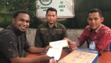 Ambrosius selaku perwakilan masyarakat adat Moi Sigin, Marga Klagilit Maburu/Mawera, menyerahkan surat penolakan kepada salah satu sekuriti di Kantor Pusat Ciliandry Anky Abadi (CAA) Group. (Foto: Istimewa/Ambrosius)