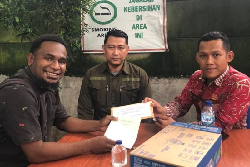 Ambrosius selaku perwakilan masyarakat adat Moi Sigin, Marga Klagilit Maburu/Mawera, menyerahkan surat penolakan kepada salah satu sekuriti di Kantor Pusat Ciliandry Anky Abadi (CAA) Group. (Foto: Istimewa/Ambrosius)