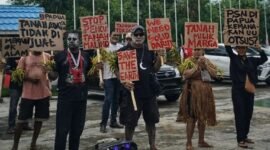 Solidaritas Merauke melakukan aksi spontan pada saat pelaksanaan Sidang Majelis Pekerja Lengkap Persekutuan Gereja-gereja di Indonesia (MPL-PGI) 2026 di Gedung Olahraga (GOR) Hiad Sai, Merauke, Papua Selatan, Jumat (30/1/2026). (Foto: Istimewa/Solidaritas Merauke)