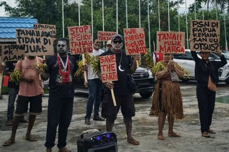 Solidaritas Merauke melakukan aksi spontan pada saat pelaksanaan Sidang Majelis Pekerja Lengkap Persekutuan Gereja-gereja di Indonesia (MPL-PGI) 2026 di Gedung Olahraga (GOR) Hiad Sai, Merauke, Papua Selatan, Jumat (30/1/2026). (Foto: Istimewa/Solidaritas Merauke)