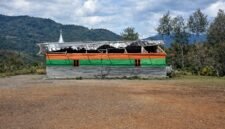 Tampak kerusakan pada atap Gereja Katolik Santo Bernadus Tipungau, Kampung Jalai, Distrik Sugapa, Kabupaten Intan Jaya, Papua Tengah, setelah sebuah helikopter mendarat di halamannya, Jumat (30/1/2026). (Foto: Istimewa)