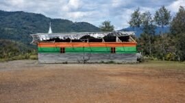 Tampak kerusakan pada atap Gereja Katolik Santo Bernadus Tipungau, Kampung Jalai, Distrik Sugapa, Kabupaten Intan Jaya, Papua Tengah, setelah sebuah helikopter mendarat di halamannya, Jumat (30/1/2026). (Foto: Istimewa)