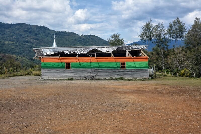 Tampak kerusakan pada atap Gereja Katolik Santo Bernadus Tipungau, Kampung Jalai, Distrik Sugapa, Kabupaten Intan Jaya, Papua Tengah, setelah sebuah helikopter mendarat di halamannya, Jumat (30/1/2026). (Foto: Istimewa)