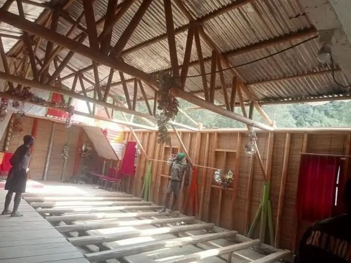 Tampak kerusakan pada atap Gereja Katolik Santo Bernadus Tipungau, Kampung Jalai, Distrik Sugapa, Kabupaten Intan Jaya, Papua Tengah, setelah sebuah helikopter mendarat di halamannya, Jumat (30/1/2026). (Foto: Istimewa)