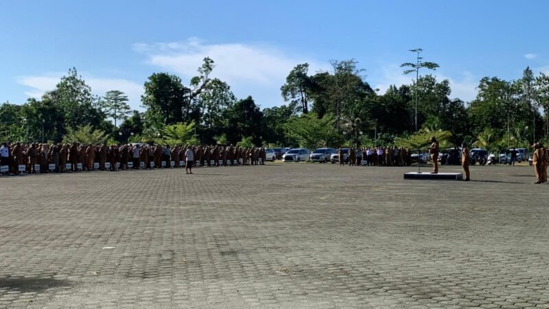 Suasana apel gabungan OPD di Halaman Kantor Puspem Kabupaten Mimika, Senin (2/2/2026). (Foto: Galeri Papua/Ahmad)