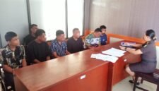 Proses penyerahan tersangka ke Kejaksaan Negeri Mimika, Senin (2/2/2026). (Foto: Istimewa)