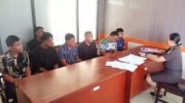 Proses penyerahan tersangka ke Kejaksaan Negeri Mimika, Senin (2/2/2026). (Foto: Istimewa)