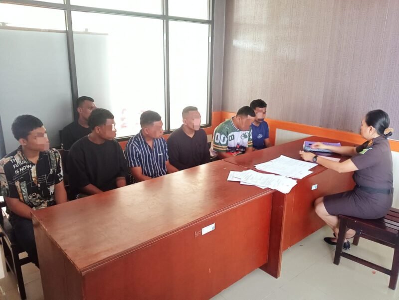 Proses penyerahan tersangka ke Kejaksaan Negeri Mimika, Senin (2/2/2026). (Foto: Istimewa)