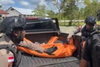 Polisi evakuasi jenazah Daniel Datti (41 tahun) yang tewas setelah diserang oleh anggota TPNPB Kodap XVI Yahukimo. (Foto: Istimewa/Satgas Humas ODC)