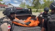 Polisi evakuasi jenazah Daniel Datti (41 tahun) yang tewas setelah diserang oleh anggota TPNPB Kodap XVI Yahukimo. (Foto: Istimewa/Satgas Humas ODC)