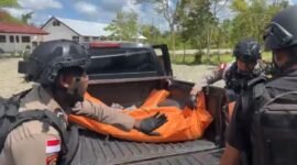 Polisi evakuasi jenazah Daniel Datti (41 tahun) yang tewas setelah diserang oleh anggota TPNPB Kodap XVI Yahukimo. (Foto: Istimewa/Satgas Humas ODC)