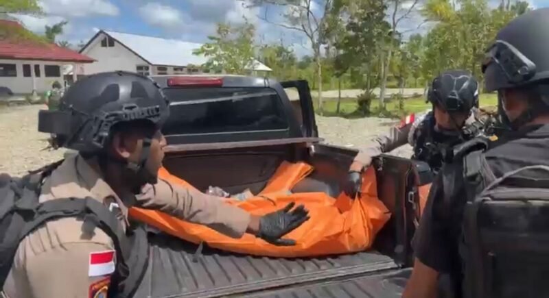 Polisi evakuasi jenazah Daniel Datti (41 tahun) yang tewas setelah diserang oleh anggota TPNPB Kodap XVI Yahukimo. (Foto: Istimewa/Satgas Humas ODC)