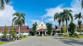 Tampak depan Rumah Sakit Umum Daerah (RSUD) Mimika. (Foto: Galeri Papua/Kevin Kurni)