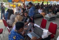 Sejumlah perempuan menjalani pemeriksaan sebelum menerima vaksin HPV pada kegiatan vaksinasi yang digelar Loka POM Kabupaten Mimika, Jumat (6/2/2026). (Foto: Galeri Papua/Ahmad)