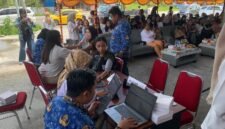 Sejumlah perempuan menjalani pemeriksaan sebelum menerima vaksin HPV pada kegiatan vaksinasi yang digelar Loka POM Kabupaten Mimika, Jumat (6/2/2026). (Foto: Galeri Papua/Ahmad)