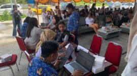 Sejumlah perempuan menjalani pemeriksaan sebelum menerima vaksin HPV pada kegiatan vaksinasi yang digelar Loka POM Kabupaten Mimika, Jumat (6/2/2026). (Foto: Galeri Papua/Ahmad)