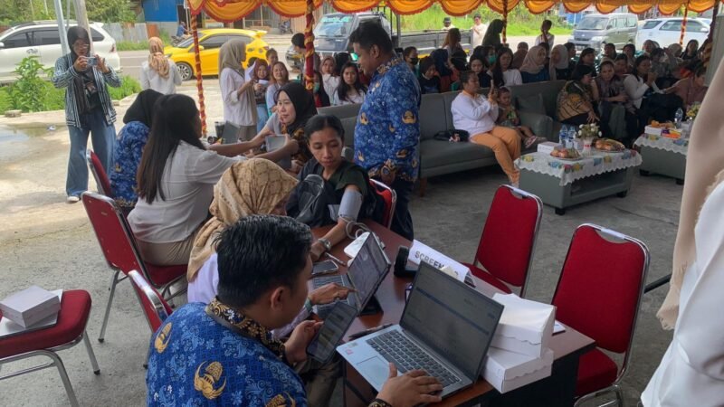 Sejumlah perempuan menjalani pemeriksaan sebelum menerima vaksin HPV pada kegiatan vaksinasi yang digelar Loka POM Kabupaten Mimika, Jumat (6/2/2026). (Foto: Galeri Papua/Ahmad)