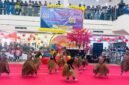 Salah satu peserta sekolah sedang menampilkan tarian dalam lomba tari yang diselenggarakan oleh Yayasan Katolik Santa Maria di lantai 2 Diana Mall Timika, Jumat (6/2/2026). (Foto: Galeri Papua/Kevin Kurni)