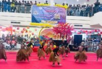 Salah satu peserta sekolah sedang menampilkan tarian dalam lomba tari yang diselenggarakan oleh Yayasan Katolik Santa Maria di lantai 2 Diana Mall Timika, Jumat (6/2/2026). (Foto: Galeri Papua/Kevin Kurni)