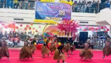 Salah satu peserta sekolah sedang menampilkan tarian dalam lomba tari yang diselenggarakan oleh Yayasan Katolik Santa Maria di lantai 2 Diana Mall Timika, Jumat (6/2/2026). (Foto: Galeri Papua/Kevin Kurni)