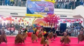 Salah satu peserta sekolah sedang menampilkan tarian dalam lomba tari yang diselenggarakan oleh Yayasan Katolik Santa Maria di lantai 2 Diana Mall Timika, Jumat (6/2/2026). (Foto: Galeri Papua/Kevin Kurni)
