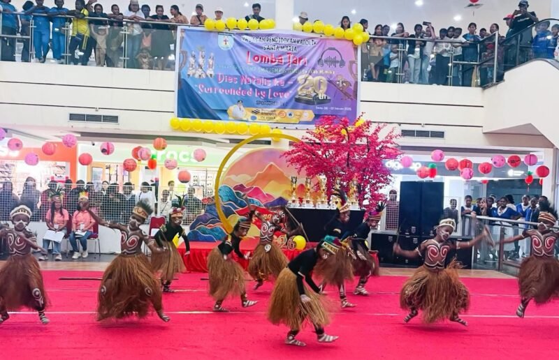 Salah satu peserta sekolah sedang menampilkan tarian dalam lomba tari yang diselenggarakan oleh Yayasan Katolik Santa Maria di lantai 2 Diana Mall Timika, Jumat (6/2/2026). (Foto: Galeri Papua/Kevin Kurni)
