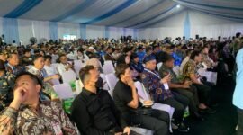 Para wartawan dari seluruh Indonesia menghadiri puncak peringatan HPN 2026 di pelataran Masjid Raya Al-Bantani, Serang, Banten, Senin (9/2/2026). (Foto: Galeri Papua/Ahmad)
