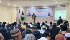 Staf Ahli Bidang Kemasyarakatan dan SDM Kabupaten Mimika, Fransiskus Bokeyau, membacakan sambutan Bupati Mimika, Johannes Rettob, sekaligus membuka kegiatan Tarhib Ramadhan 1447 Hijriah / 2026 Masehi di Hotel Serayu, Timika, Papua Tengah, Selasa (10/2/2026). (Foto: Galeri Papua/Endy Langobelen)