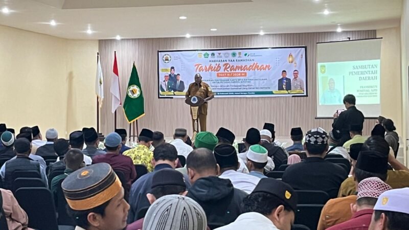 Staf Ahli Bidang Kemasyarakatan dan SDM Kabupaten Mimika, Fransiskus Bokeyau, membacakan sambutan Bupati Mimika, Johannes Rettob, sekaligus membuka kegiatan Tarhib Ramadhan 1447 Hijriah / 2026 Masehi di Hotel Serayu, Timika, Papua Tengah, Selasa (10/2/2026). (Foto: Galeri Papua/Endy Langobelen)