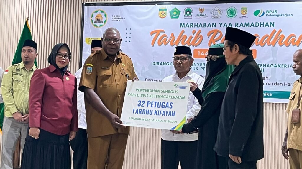 Hj. Rampeani Rachman, Anggota DPR Kabupaten Mimika, secara simbolis menyerahkan kartu bantuan dukungan jaminan ketenagakerjaan kepada 32 petugas Fardhu Kifayah. (Foto: Galeri Papua/Endy Langobelen)