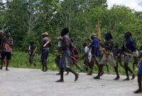 Aksi saling serang antara dua kelompok warga terjadi di kawasan Kapiraya, Papua Tengah, Rabu (11/2/2026). (Foto: Istimewa/Tangkapan layar video amatir)