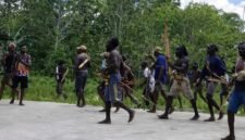 Aksi saling serang antara dua kelompok warga terjadi di kawasan Kapiraya, Papua Tengah, Rabu (11/2/2026). (Foto: Istimewa/Tangkapan layar video amatir)