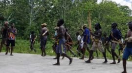 Aksi saling serang antara dua kelompok warga terjadi di kawasan Kapiraya, Papua Tengah, Rabu (11/2/2026). (Foto: Istimewa/Tangkapan layar video amatir)