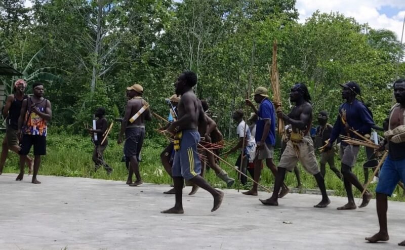 Aksi saling serang antara dua kelompok warga terjadi di kawasan Kapiraya, Papua Tengah, Rabu (11/2/2026). (Foto: Istimewa/Tangkapan layar video amatir)
