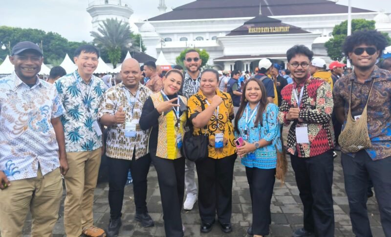 10 orang jurnalis dari Tanah Papua yang didukung oleh PT Freeport Indonesia saat menghadiri kegiatan puncak peringatan Hari Pers Nasional di Serang, Banten, Senin 9 Februari 2026. (Foto: Istimewa /Dokumen PTFI)
